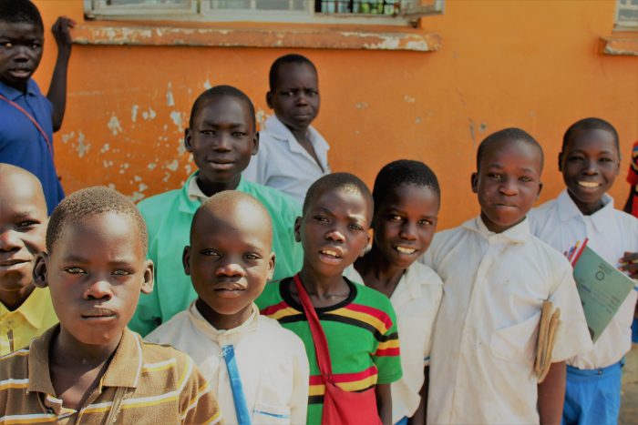 Neugierige Schulkinder in Gulu